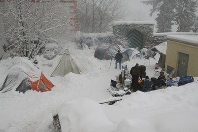 <p>Samstag, 11 Uhr: Die hartgesottenen Biker machen sich nach einer schneereichen Nacht im Zelt ein warmes Feuer und warme Getränke.</p>
