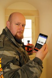 <p>Samstag, 11.30 Uhr: Mike Falke aus Breitenau ist ins warme Schloss gegangen und lädt Bilder vom Motorradtreffen für die Facebookseite "Mokickers" hoch - sein Oederaner Moped Verein.</p>
