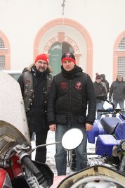 <p>Samstag, 12 Uhr: Die beiden Pastoren Roberto Jahn und Simon Leistner (v.l.) kommen aus der Schlosskirche. Der Motorradfahrergottesdienst ist vorbei. "Die Kirche war gut gefüllt", sagt Jahn. Die Predigt handelte von der Jahreslosung 2017: "Gott spricht: Ich schenke euch ein neues Herz und lege einen neuen Geist in euch."</p>
