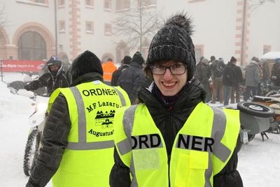 <p>Samstag, 12.30 Uhr: Die Schülerin Lucy Uhlmann ist bereits zum zweiten Mal als Ordnerin beim Wintertreffen. Die Motorradfreunde Lazarus Augustusburg kümmern sich seit vielen Jahren um den Job. Lucys Eltern sind auch beide im Einsatz als Ordner.</p>
