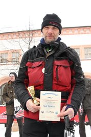 <p>Samstag, 13 Uhr: Sieger der diesjährigen 15. Winterzielfahrt des MC Görlitz ist René Friedrich. Friedrich hat schon öfter die Zielfahrt gewonnen. In diesem Jahr haben durch die Schneemassen nur wenige Teilnehmer daran teilgenommen. Der 55-jährige ist seit seinem 19. Lebensjahr Besucher des Wintertreffens.<br />
&nbsp;</p>

<p>&nbsp;</p>
