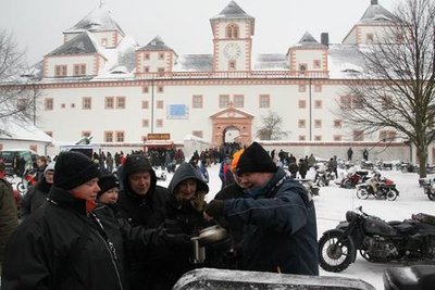 <p>Samstag, 13.30 Uhr: Steffen Riedel hat seine Frau Martina vor sieben Jahren auf Schloss Augustusburg geheiratet. Im verflixten siebten Jahr ist er zusammen mit Frau und Freunden wieder zum Wintertreffen gekommen. Alle wärmen sich mit Glühwein auf.</p>
