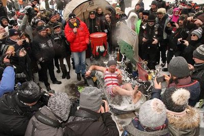 <p>Samstag, 14 Uhr: Oliver Hermann springt ins warme Badewasser und ist ein heißbegehrtes Motiv für alle Fotografen.</p>
