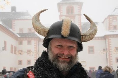 <p>Samstag, 14.30 Uhr: Der Schlossplatz lichtet sich allmählich. Einige Motorradfreunde wollen beizeiten durch das Schneegestöber wieder nach Hause fahren, wie dieser Biker aus Halle.</p>
