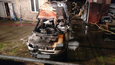 <p>Die Polizei berichtet, dass das Feuer beim Eintreffen der Feuerwehr bereits auf das Gebäude übergegriffen hatte.</p>
