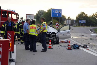 <p>Bei einem Unfall auf der Autobahn 4 bei Hainichen Richtung Dresden sind in der Nacht zu Donnerstag drei Menschen ums Leben gekommen. Zwei Menschen wurden verletzt.</p>