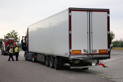 <p>Dort prallte der Pkw auf einen in der Zufahrt stehenden Lkw Scania.</p>