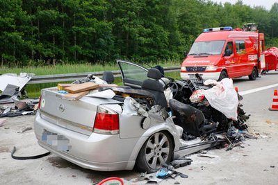 <p>Bei dem Unfall wurden drei im Opel mitfahrende Männer tödlich verletzt, der 46-jährige Fahrer erlitt schwere Verletzungen.</p>