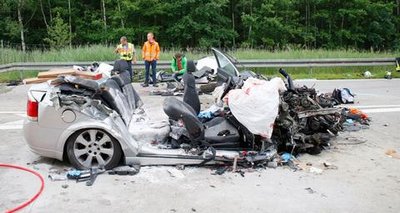 <p>Laut Polizei überholte ein 46-Jähriger gegen 4 Uhr mit seinem Opel einen Lkw und fuhr dann vor diesem in die Einfahrt des Parkplatzes "Rossauer Wald".</p>
