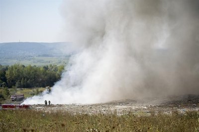 <p xmlns:php="http://php.net/xsl">Nach Angaben des Uni-Petrol-Sprechers Pavel Kaidl in Prag handelt es sich um einen Großbrand, der auf einer Mülldeponie in Litvinov in den Nachtstunden ausgebrochen ist, die sich in etwa zwei Kilometer Entfernung vom Unipetrol-Chemiewerk befindet.</p>

