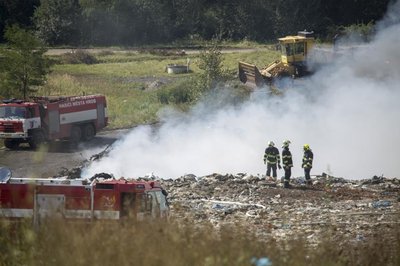 <p xmlns:php="http://php.net/xsl">Laut Deutschneudorfs Bürgermeisterin Claudia Kluge (FDP) fährt die Feuerwehr durch Deutschneudorf und bittet die Anwohner, ihre Fenster geschlossen zu halten. In Olbernhau hat Bürgermeister Heinz-Peter Haustein an Schulen und Kindertagesstätten eine Warnung herausgegeben, wonach die Menschen in den Gebäuden bleiben sollen.</p>

