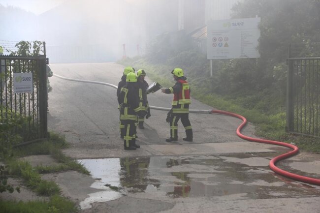 <p>Der Großeinsatz von Feuerwehren des mittleren Erzgebirges ist der zweite innerhalb kurzer Zeit. Vor nicht einmal 14 Tagen war im Marienberger Ortsteil Gebirge auf einem Bauernhof Feuer in zwei Scheunen ausgebrochen. Dabei ist auch rund ein Dutzend Kälber in den Flammen umgekommen.</p>
