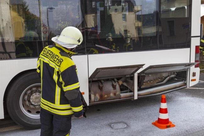 <p>Die Freiwilligen Feuerwehren aus Neuwürschnitz, Niederwürschnitz, Oelsnitz sowie der diensthabende Kreisbrandmeister wurden alarmiert.</p>
