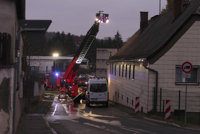 <p>Nach wochenlangen Ermittlungen der Polizei war damals ein Bewohner des Grundstücks als Brandstifter festgenommen worden, der später rechtskräftig verurteilt wurde. In erster Instanz verurteilte ihn das Amtsgericht zu vier Jahren Haft.</p>