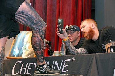 <p>Die meisten Besucher hatten sich Organisator Randy Engelhard zufolge bereits seit Langem einen Termin bei ihrem Lieblingstätowierer vereinbart und vor Ort unter die Nadel gelegt...</p>