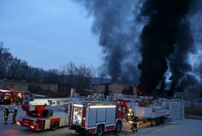 <p>Gemeindewehrleiter und Einsatzleiter André Legies sagte, dass es aller Wahrscheinlichkeit nach Kunststoff- oder Styroporteile waren, die den schwarzen Rauch verursachten. „Der Rauch war so stark, dass wir nicht in die Halle konnten. Also haben wir mit Schaum und Wasser von außen gelöscht“, sagte Legies. „Schwierig war noch, dass es sich um eine alte DDR-Betonhalle handelte. Das Dach war auch aus Beton, sodass wir auf einer Seite Fenster einschlagen mussten, um den Rauch aus der Halle zu bekommen.“</p>
