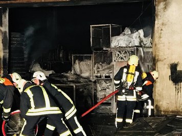 <p>Gegen 21 Uhr sagte Feuerwehr-Einsatzleiter Legies, dass noch etwa zwei Stunden Brandwache gehalten werden müsse und die Polizei mit Lichttechnik bei ihrem Einsatz unterstützt werde. Über den entstandenen Sachschaden konnten am Sonntagabend keine gesicherten Angaben gemacht werden.</p>
