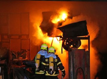 <p>Laut Gemeindewehrleiter Legies waren insgesamt 76 Einsatzkräfte der Wehren aus Gersdorf, Oberlungwitz, Hohenstein-Ernstthal und Bernsdorf sowie der Atemschutz-Gerätewagen aus Limbach-Oberfrohna im Einsatz.</p>
