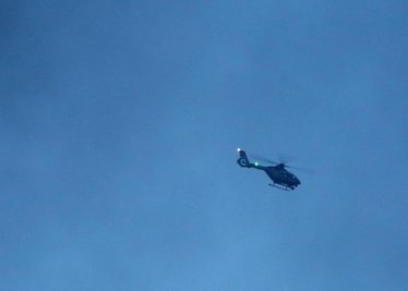 <p>Schaulustige nutzten anfangs ein offenes benachbartes Firmengelände, um bis auf wenige Dutzend Meter an den Brandort zu gelangen. Davon zeugten Fotos und Videos in den Sozialen Netzwerken. Polizeisprecher Andreas Herzig sagte, dass die Besatzung eines Polizeihubschraubers auf Schaulustige aufmerksam wurde, die sich dem Gelände über die nahe Halde nähern wollten. „Diese wurden per Lautsprecher aufgefordert, das Gelände wieder zu verlassen. Das haben diese meines Wissens auch getan, als der Hubschrauber wegen ihnen etwas tiefer flog.“ Der Hubschrauber sei eigentlich zur Verkehrsüberwachung an der A 72 im Einsatz gewesen, so Herzig.</p>

