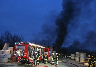 <p>Das Feuer war in einer Lager- und Produktionshalle eines Betonfertigteil-Produzenten an der Plutostraße in Gersdorf ausgebrochen.</p>
