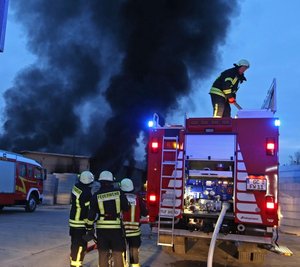 <p>Die schwarze Rauchwolke war in den späten Nachmittagsstunden Dutzende Kilometer weit zu sehen.</p>
