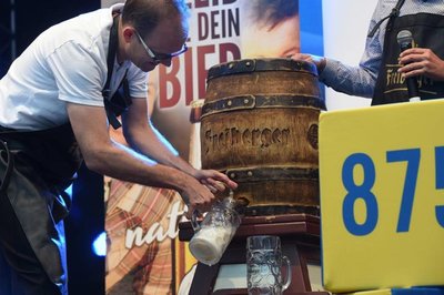 <p>Nicht nur Torte, sondern auch Freibier wurde an die Besucher verteilt.</p>

