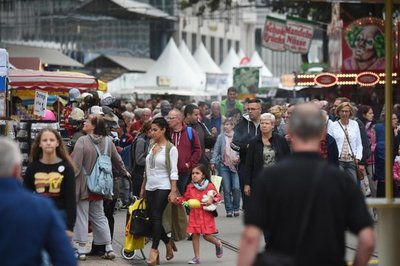 <p>Gewimmel im Zentrum: Auf dem Weg Richtung Markt lockten zahlreiche kulinarische Versuchungen.</p>
