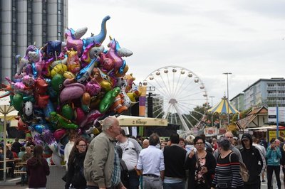 <p>Rummelatmosphäre an der Brückenstraße - das Riesenrad am vertrauten Platz.</p>
