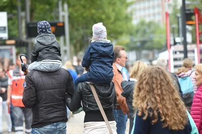 <p>Ganz in Familie - Besucher auf dem Festareal.</p>
