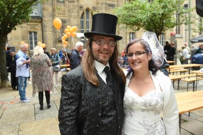 <p>Susann und René Böhme kamen in Hochzeitsanzug, um begehrte Karten für ein Stück des Fresstheaters zu gewinnen: die "Klaffenbacher Hochzeits-Gala".</p>
