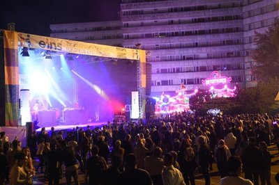 <p>Rappelvoll war es vor der Bühne auf der Brückenstraße.</p>
