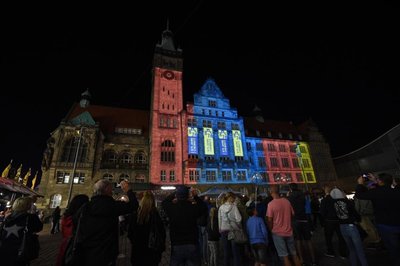 <p>Nur fünf Minuten dauerte das Spektakel, bei dem das Rathaus in buntes Licht getaucht wurde.</p>
