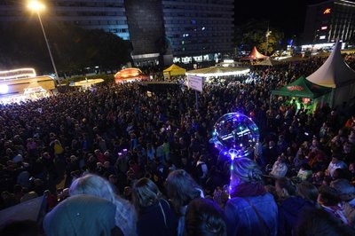 <p>Dort hatten sich am Abend Jonas Monar, Lions Head und Namika angekündigt.</p>

