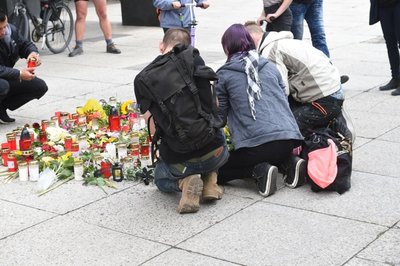 <p>An der Stelle, wo sich die Messerstecherei ereignet hat, wurden immer mehr Blumen niederlegt und Kerzen angezündet. Trauernde, darunter Arbeitskollegen des Opfers, legten schweigend Blumen nieder.</p>