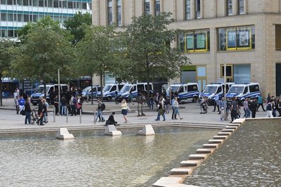<p>Im Stadthallenpark versammelten sich mehrere hundert, überwiegend junge Leute.</p>