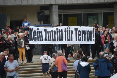 <p>Teilnehmer der Pro-Chemnitz Demonstration vor dem Karl-Marx-Monument.</p>