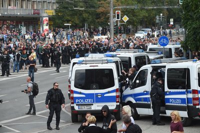 <p>Die Polizei riegelte die Straßen-Zugänge zur Innenstadt ab.</p>