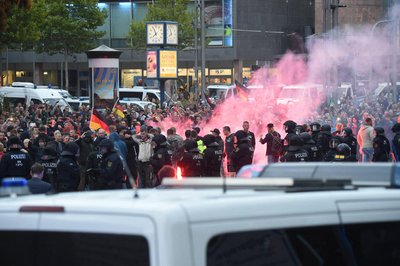 <p>Die Teilnehmer der Pro-Chemnitz-Demonstration sangen zum Abschluss die deutsche Nationalhymne.</p>