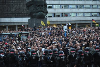 <p>Tausende Demonstranten und Gegendemonstranten standen sich am Montagnachmittag in der Chemnitzer Innenstadt gegenüber. </p>