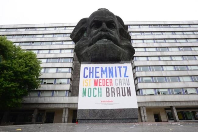 <p>"Chemnitz ist weder grau noch braun" - mit dieser Botschaft setzen <a href="https://www.freiepresse.de/chemnitz/chemnitzer-wirtschaft-zeigt-flagge-artikel10300620">Chemnitzer Bürger, Unternehmer und Wissenschaftler</a> seit Samstag unter anderem am "Nischel", dem Marx-Monument, ein Zeichen gegen das Image von Chemnitz als Hotspot von Rechtsradikalen. Auf der Internetseite der Initiative #wirsindmehr heißt es: "Womit wir nicht leben können, sind Hass, Gewalt, Intoleranz und vor allem Wegschauen." Das sei der Nährboden, auf dem Demokratiefeindlichkeit wachse. "Das macht Angst. Aber aus der entsteht der Mut, den es jetzt von uns Bürgern braucht."</p>
