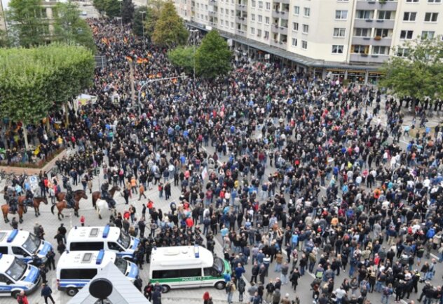 <p>Teilnehmer der Kundgebung der rechtspopulistischen Bürgerbewegung Pro Chemnitz marschieren gemeinsam mit den Teilnehmern der Demonstration von AfD und dem ausländerfeindlichen Bündnis Pegida durch die Stadt.</p>
