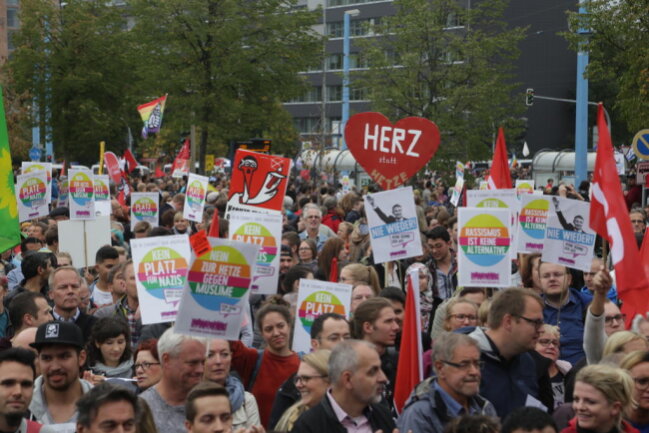 <p>Die "Herz statt Hetze"-Demonstranten auf dem Johannisparkplatz.</p>
