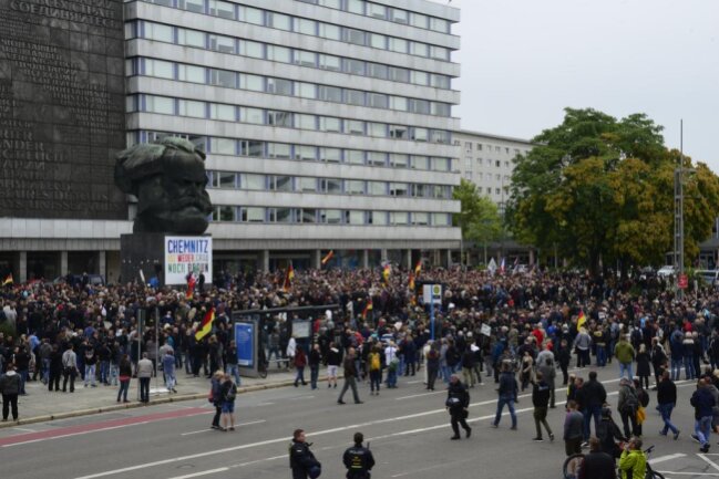 <p>Teilnehmer der Demo von Pro Chemnitz vor dem Karl-Marx-Kopf.</p>
