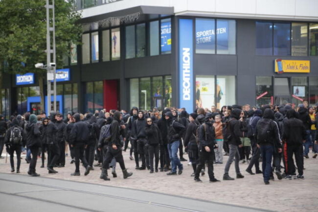 <p>Alerta"-Rufe: Mutmaßliche Antifa-Mitglieder versuchen, an der Straße der Nationen in Richtung Marx-Monument an der Polizei vorbei zu rennen...</p>
