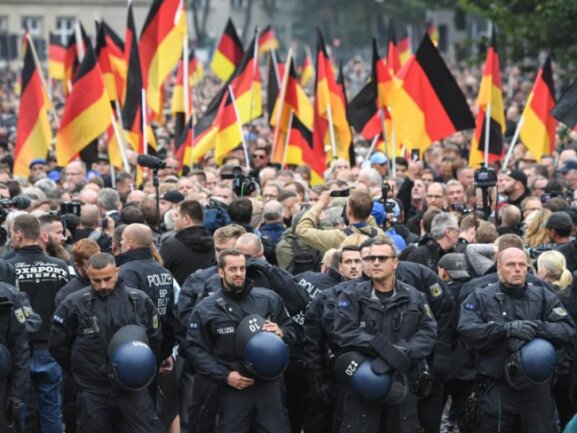 Polizisten schirmen die Demonstration von AfD, Pegida und Pro Chemnitz ab. 