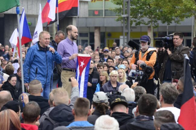 <p>Am Karl-Marx-Monument erklärte Martin Kohlmann von Pro Chemnitz, während die AfD zum Schweigemarsch einlade, schweige man bei Pro Chemnitz nicht. Vor Ort wurden neben Sachsen- und Deutschlandflaggen auch kubanische Flaggen geschwenkt.</p>
