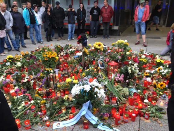 <p>Die Gedenkstelle für Daniel H. an der Brückenstraße, der in der Nacht zu Sonntag getötet worden ist.</p>
