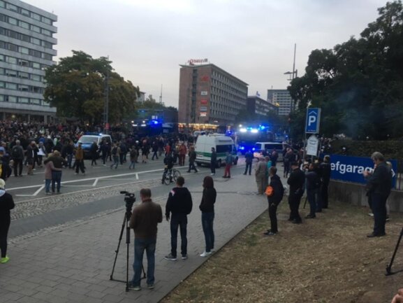 <p>Mittlerweile haben sich die Wasserwerfer und gepanzerte Fahrzeuge der Polizei in Richtung des AfD-Lagers gedreht. Demo und Polizei trennen 50 Meter. "Widerstand!! Widerstand!", brüllt die Menge.</p>
