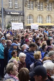 <p>Oberbürgermeisterin Ludwig rief die Chemnitzer auf, die Gräben zu überwinden, die sich in der vergangenen Woche aufgetan hätten und vieles von dem verschwinden zu lassen drohten, "was wir uns zusammen aufgebaut haben".</p>