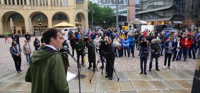 <p>Zuvor hatten sich am Sonntagnachmittag rund 150 Menschen getroffen, um an einer Kundgebung des privaten Initiators Dirk Richter teilzunehmen. Er gehöre keiner Partei an und sei keiner Religion zugehörig, sagte der 43-jährige Chemnitzer. Aber die Bilder vom Montagabend, als sich unter den Demonstranten auch Neonazis einfanden, hätten ihn nachhaltig beschäftigt. Mit seiner Kundgebung wolle er ein Angebot für die bürgerliche Mitte schaffen.</p>